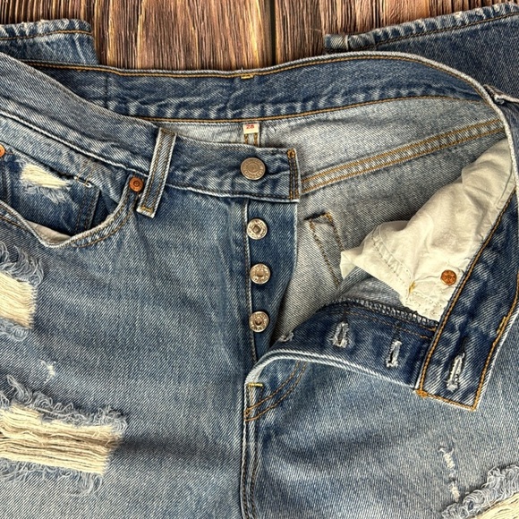 Women’s Levi’s Wedgie Icon Distressed Jeans - Picture 4 of 12